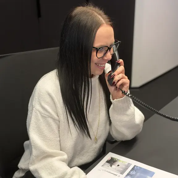Ich arbeite gerne im Front Office, weil ich den direkten Kontakt mit Menschen sehr schätze. Es macht mir Freude, Gäste freundlich zu empfangen, ihnen weiterzuhelfen und dafür zu sorgen, dass sie sich von Anfang an wohlfühlen. 