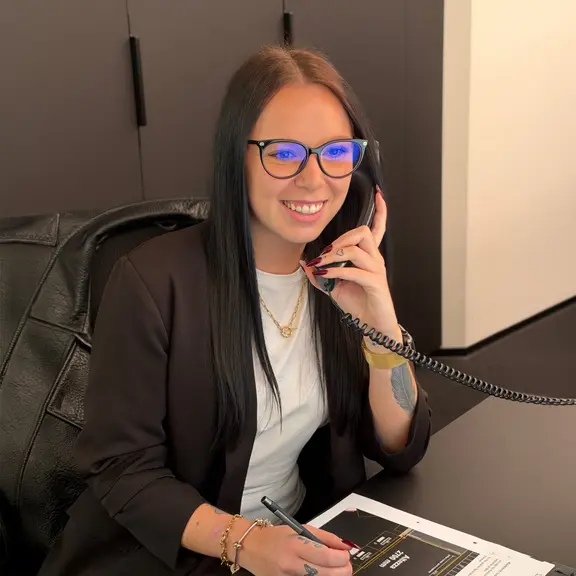 Mi piace lavorare nel front office perché apprezzo molto il contatto diretto con le persone. Mi fa piacere accogliere gli ospiti con cordialità, aiutarli e fare in modo che si sentano a proprio agio fin dal primo momento.