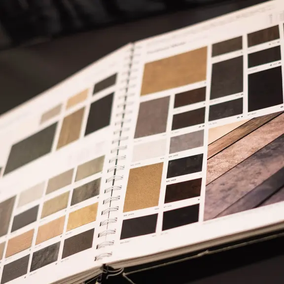Regala un nuovo look a finestre, mobili e pareti creando accenti personalizzati.