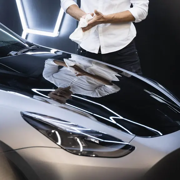 Mantieni la vernice e i fari della tua auto in perfette condizioni più a lungo! Le nostre pellicole offrono un’efficace protezione contro graffi, scheggiature e raggi UV.