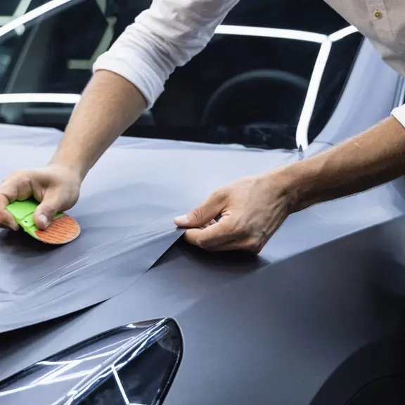Trasformi i tuoi veicoli in un biglietto da visita di grande effetto: con il car wrapping, la protezione della vernice e gli adesivi per la flotta aziendale, ti aiutiamo a fare un'impressione duratura.